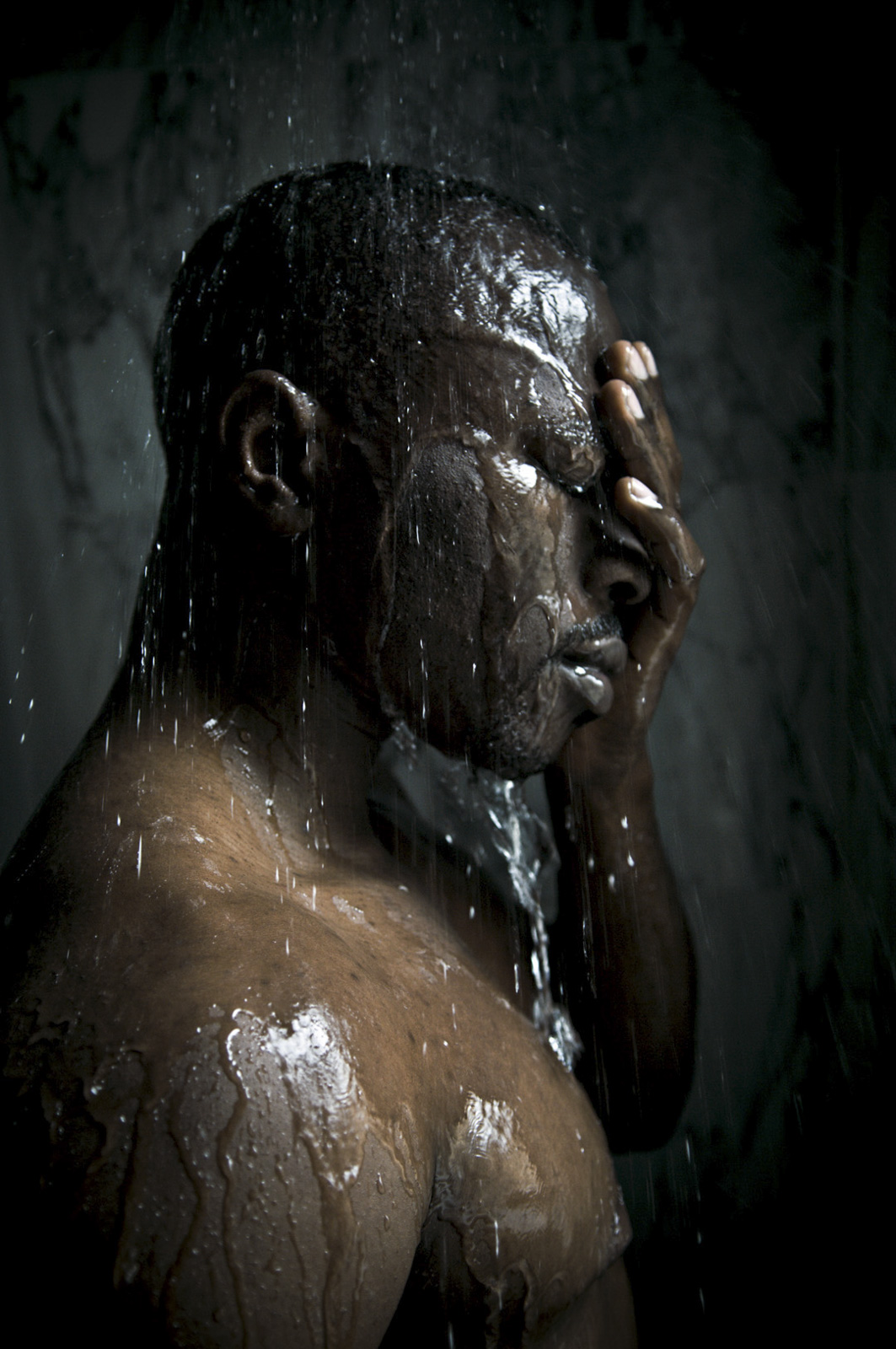 Shower face. Под душем. Фотосессия под душем. Парни под душем.