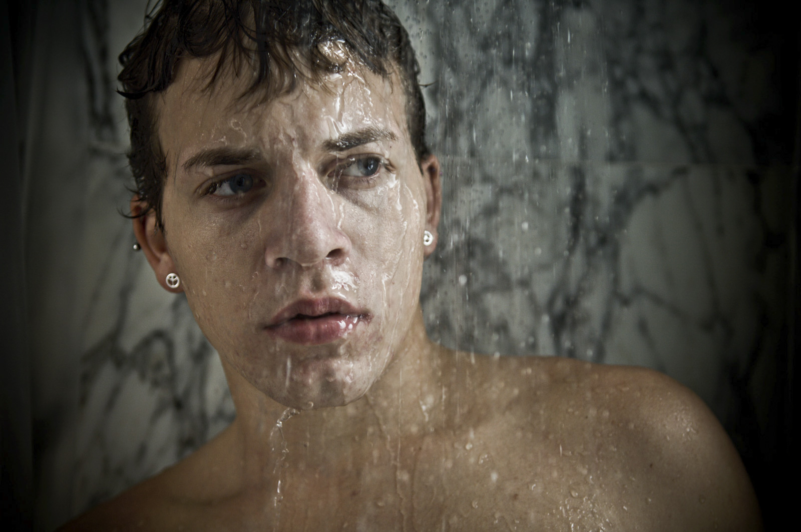 Shower face. Пацаны в душе. Лиц мужчины под душем. Мальчишки в душе. Фото мужчина в душе с лицом.