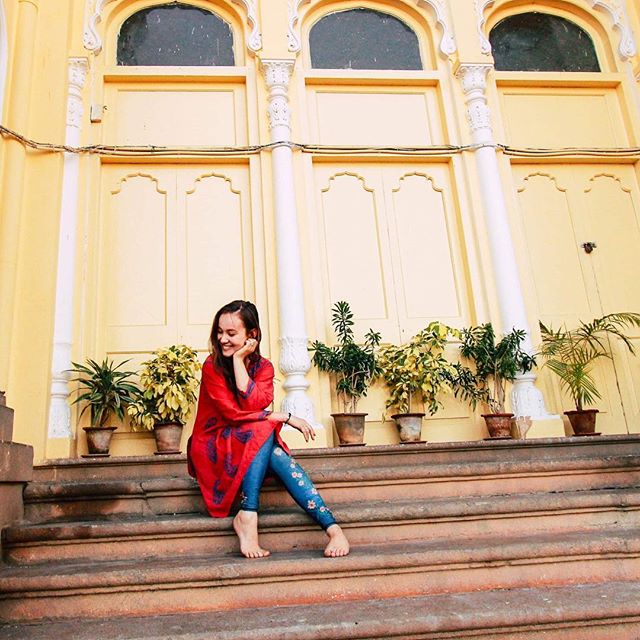 Just an impromptu photo session with some girlfriends on the steps of an Indian palace. Some dusty steps were transformed to our stage. I love all the colors in india. Oh I'm in India BTW 😅. #india #mysoreyoga #travelingindia #travelphotographyindia