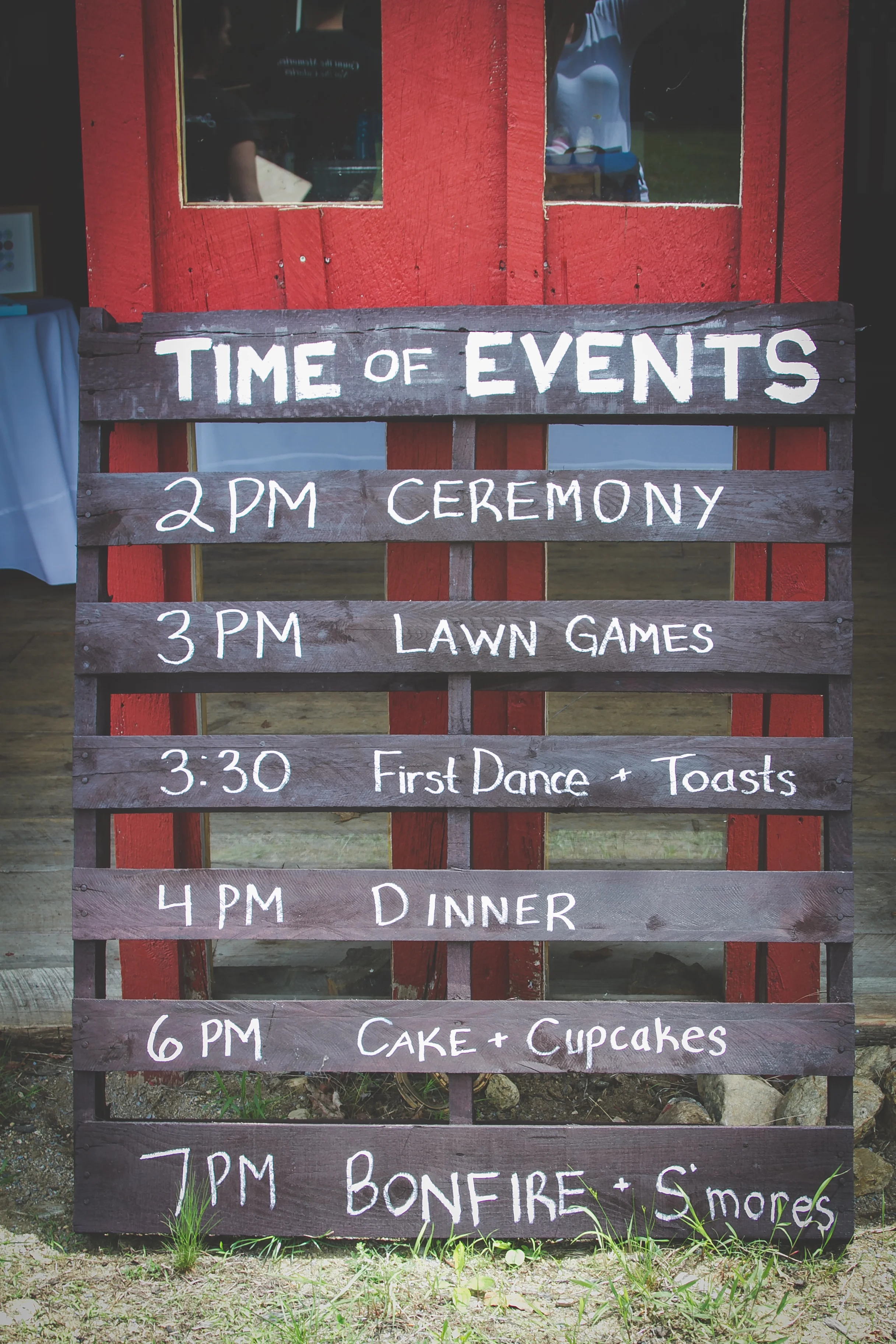 This timeline of events outlines plans for the wedding. This schedule was hand panted onto a pallet to create a rustic touch.