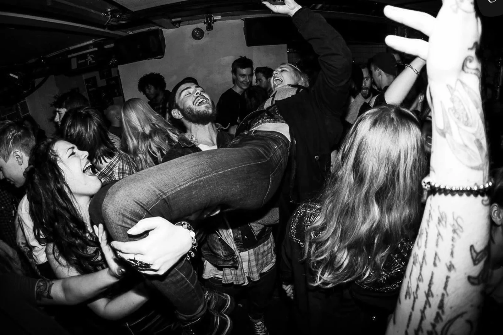 Crowd qadis happy.jpg