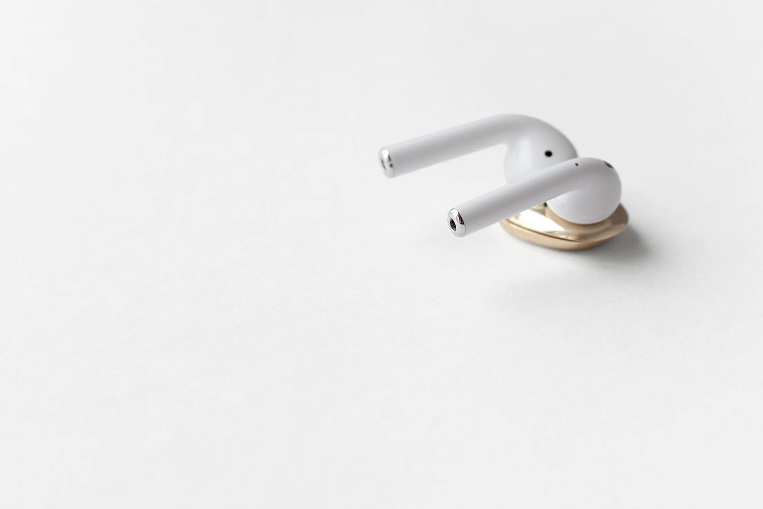 airpod_on_gold_erling.jpg