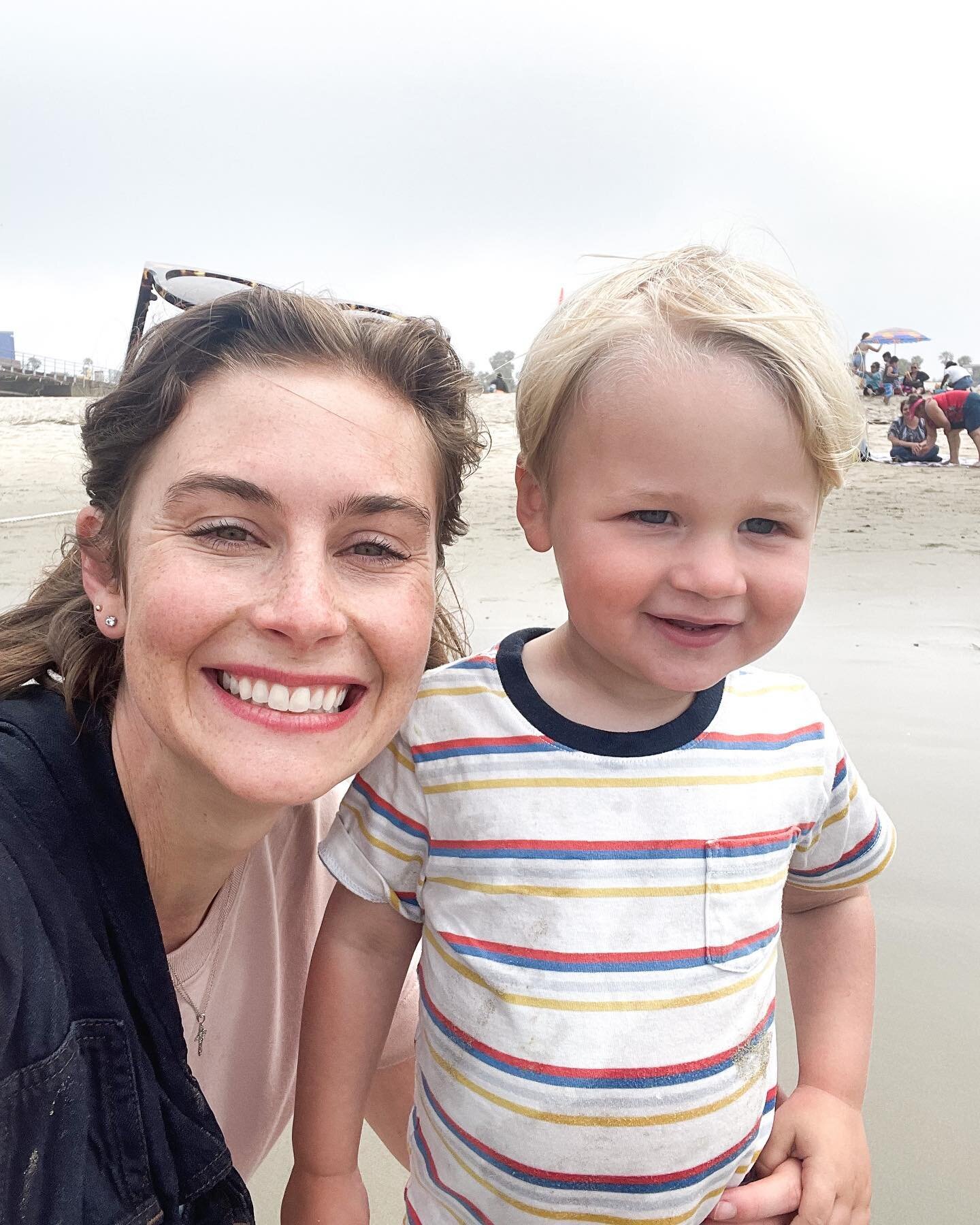 Benny and I had a spur of the moment adventure today to visit our @feel.sunnie friends at @santamonicaplace this morning! Of course it turned into a soaking wet, pants-less beach walk! @feel.sunnie creates all organic kids lunches, and now snacks, th