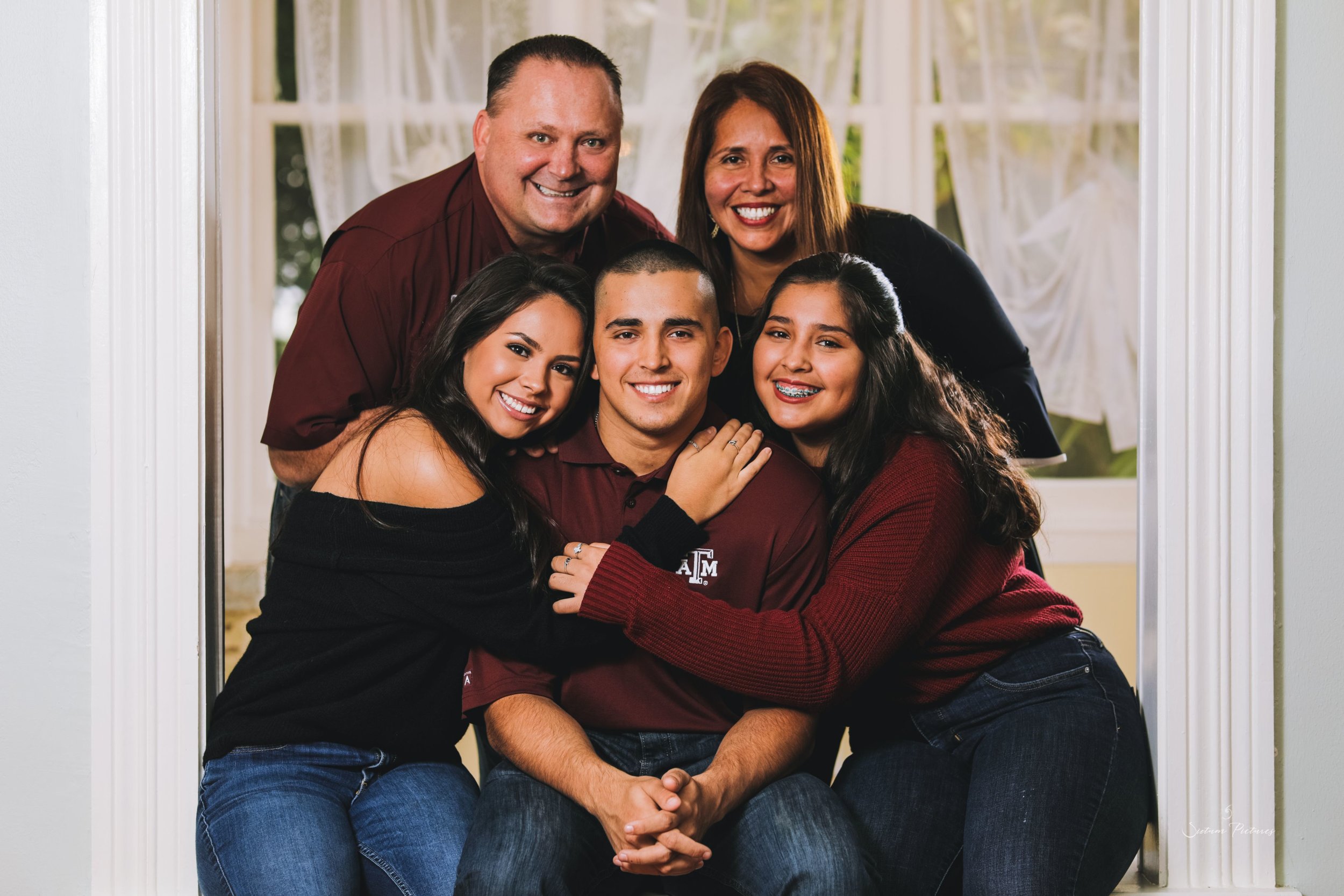 Family Pictures with Teenagers | Family posing, Family photoshoot poses,  Fall photoshoot family
