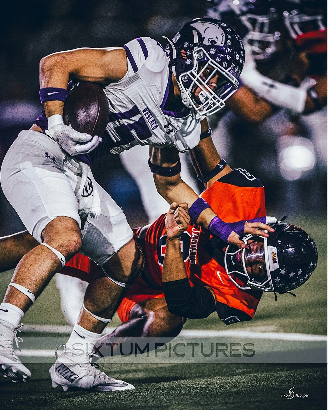 In a battle of unbeatens, only one team stayed perfect. Weslaco takes down Economedes 37&ndash;13 to claim the district crown &mdash; handing the Jaguars their first and only loss of the season in the regular-season finale.

📸 @mikemadrigal30 @sixtu
