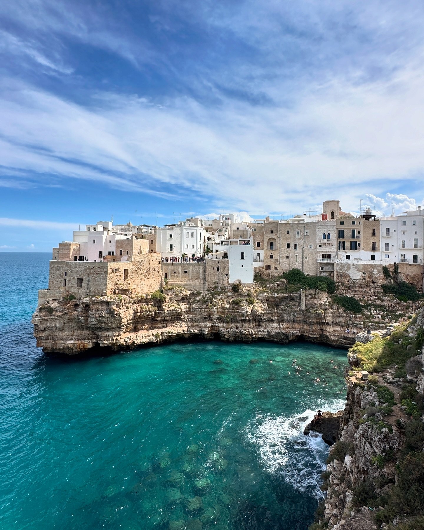 Still relishing in our end of summer trip to Italy&hellip; staying in nearby Monopoli made a day trip to Polignano a Mare a breeze. The charming town clings to limestone cliffs above the Adriatic Sea. 

Highly recommend spending a day exploring the h