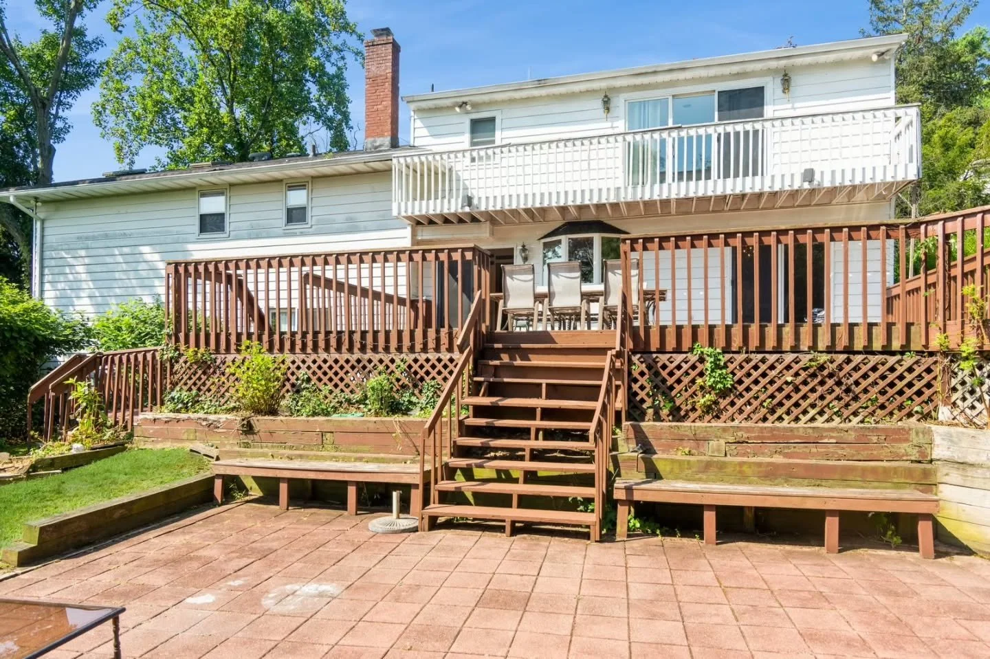 The perfect outdoor space for entertaining guests on a beautiful summer day like today. Can you imagine yourself BBQing with yoir friends here? The backyard also comes with a pool perfect for the hot weather. Come see it for yourself tomorrow, June 2