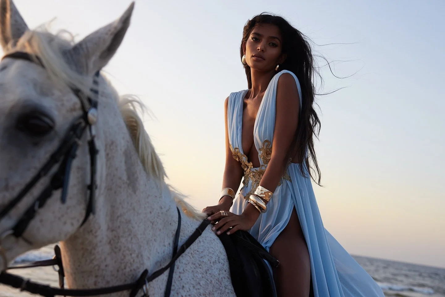 When the light hits just right ✨
‘Golden Hour’ @abyssbyabby 
Featuring @shettykavita_