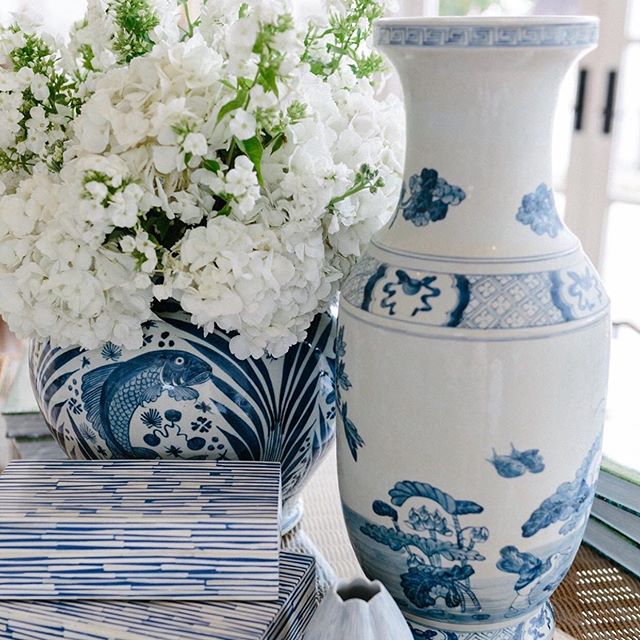Beautiful Blooms || Hope your day is just as lovely as this gorgeous vignette! Love a big bunch of hydrangeas! 💙🌿
📷 @amyberryhome