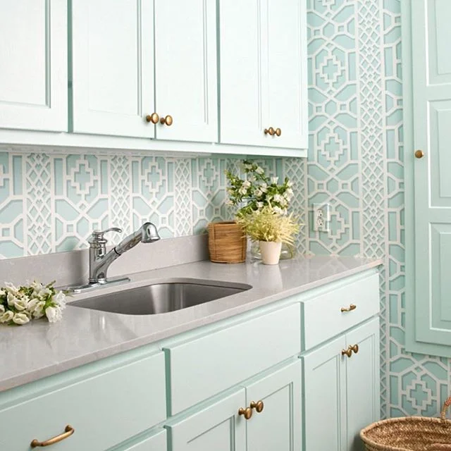 A laundry to love. I would be very happy doing laundry here! So soft and pretty you can almost smell the fresh linen smell!
🍃🧺 Design by @amylberry