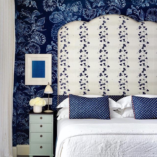 Into the Blue || Who doesn&rsquo;t love a luxe hotel stay?! Bold navy wallpaper layered with a #kitkemp signature oversized bedhead and crisp white linen would make a warm welcome for guests after a long day of #nyc exploring! 💙💙
Design @kitkempdes