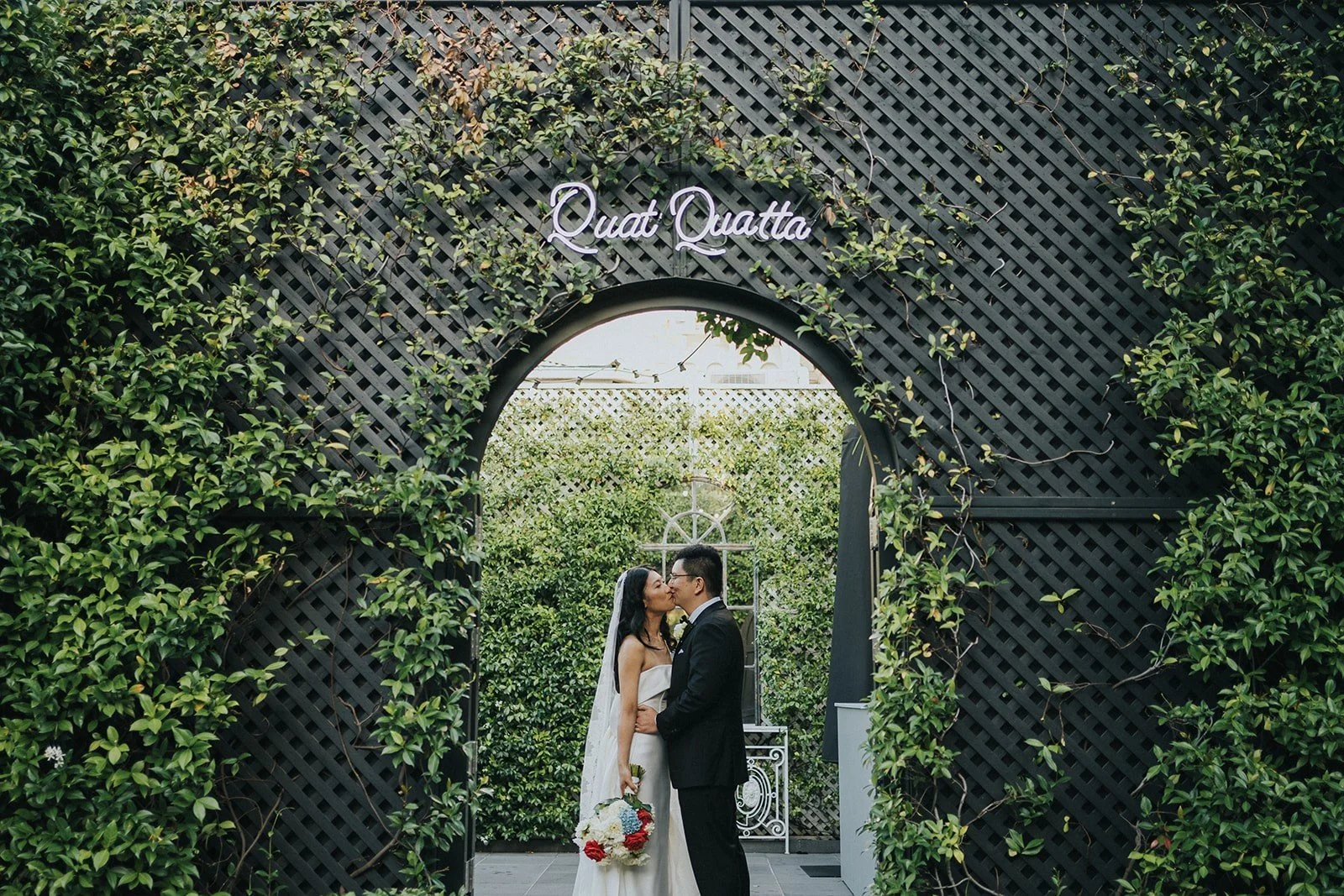 A beautiful moment captured in our picturesque gardens!
Photographer @silaschau