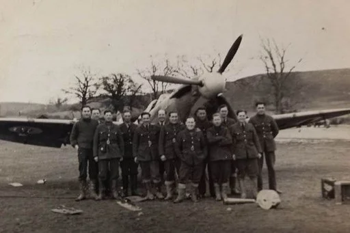 ibsley-squadron-and-spitfire-600x400.jpg