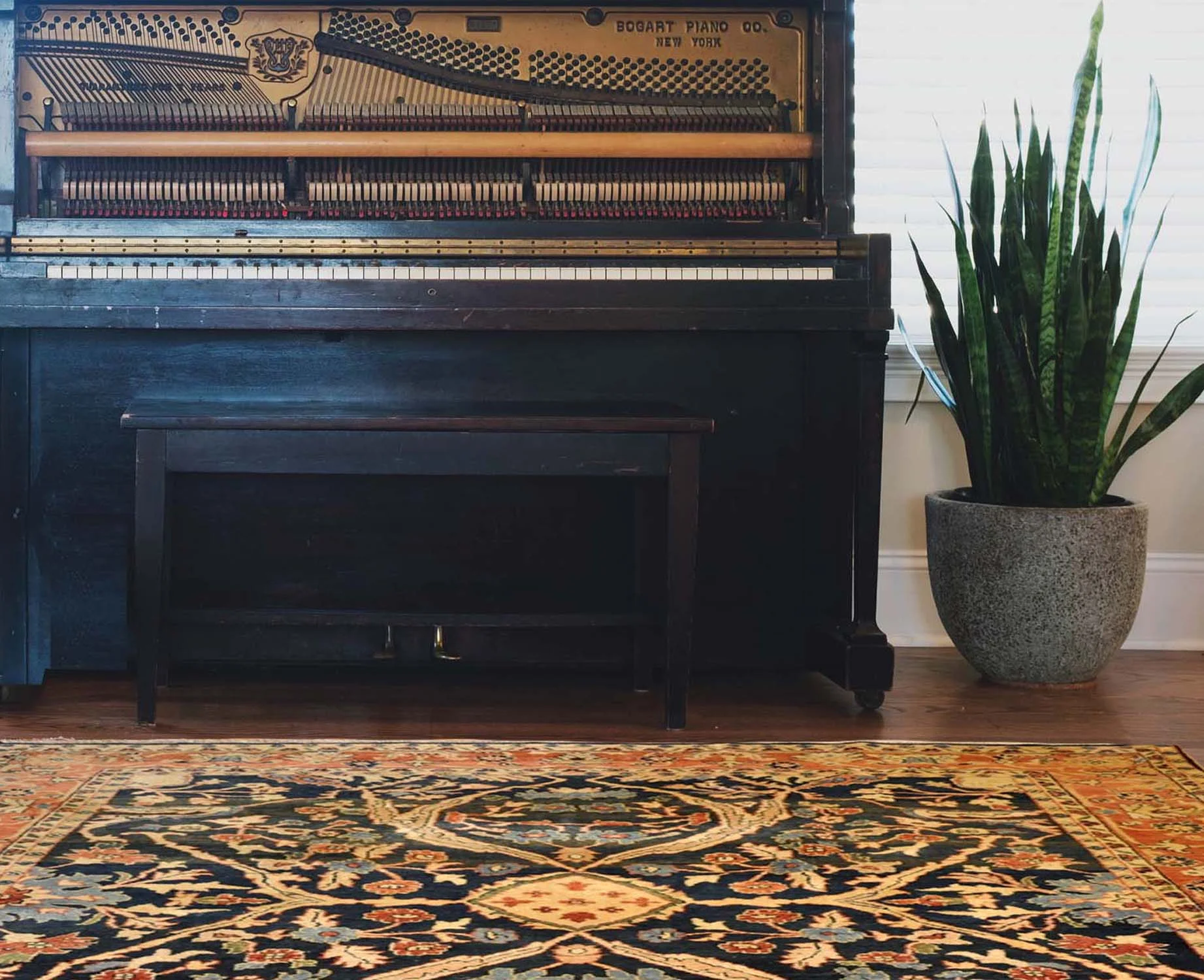 Sussex Oriental Rugs - Antique Carpets, Rugs & Kilims. Antique handmade Turkish, Afgan, Persian, Caucassion, Balutch, Turcoman, Kurdish carpet, rugs & kilims. Repairs & cleaning.