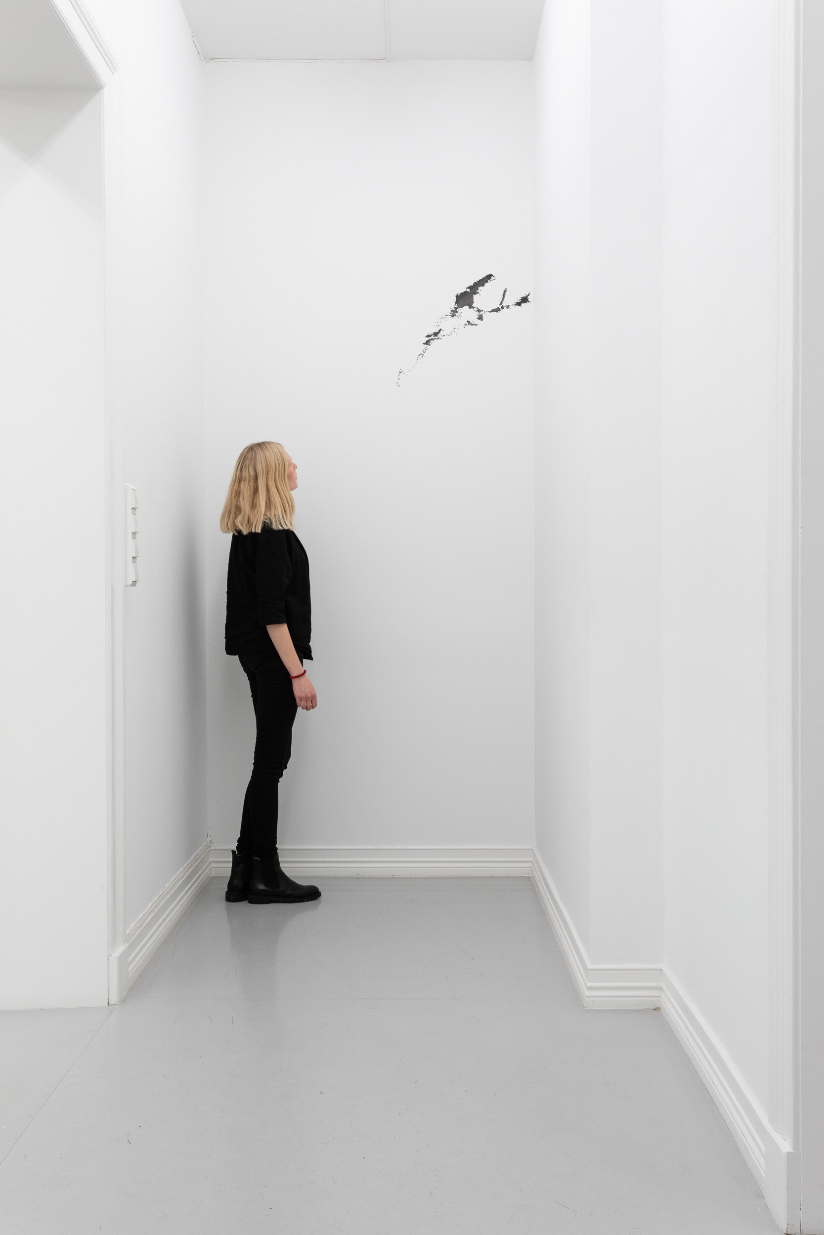  Wall Drawing for Galleri Riis I, 2019. Crayon on wall, H 324 x W 135 cm. Unique. Installation view Jan Groth ‘Signs and Figures’, Galleri Riis, Oslo 2019. Photo: Adrian Bugge 