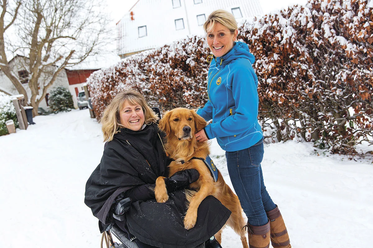 En servicehund bidrager også med glæde, tryghed og venskab og kan være et naturligt kontaktled til omverdenen.