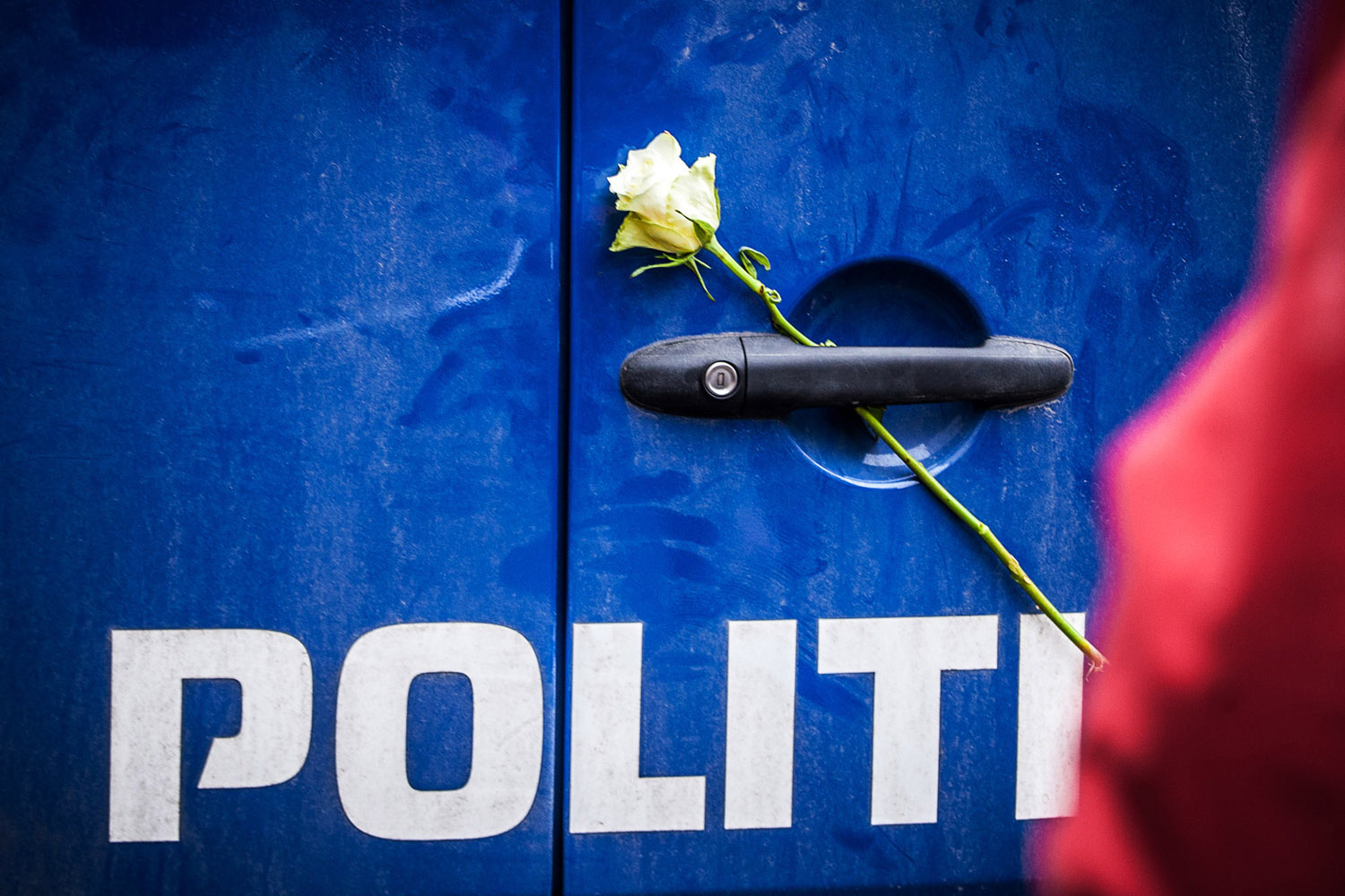 Uddeling af hvide roser - også til politiet