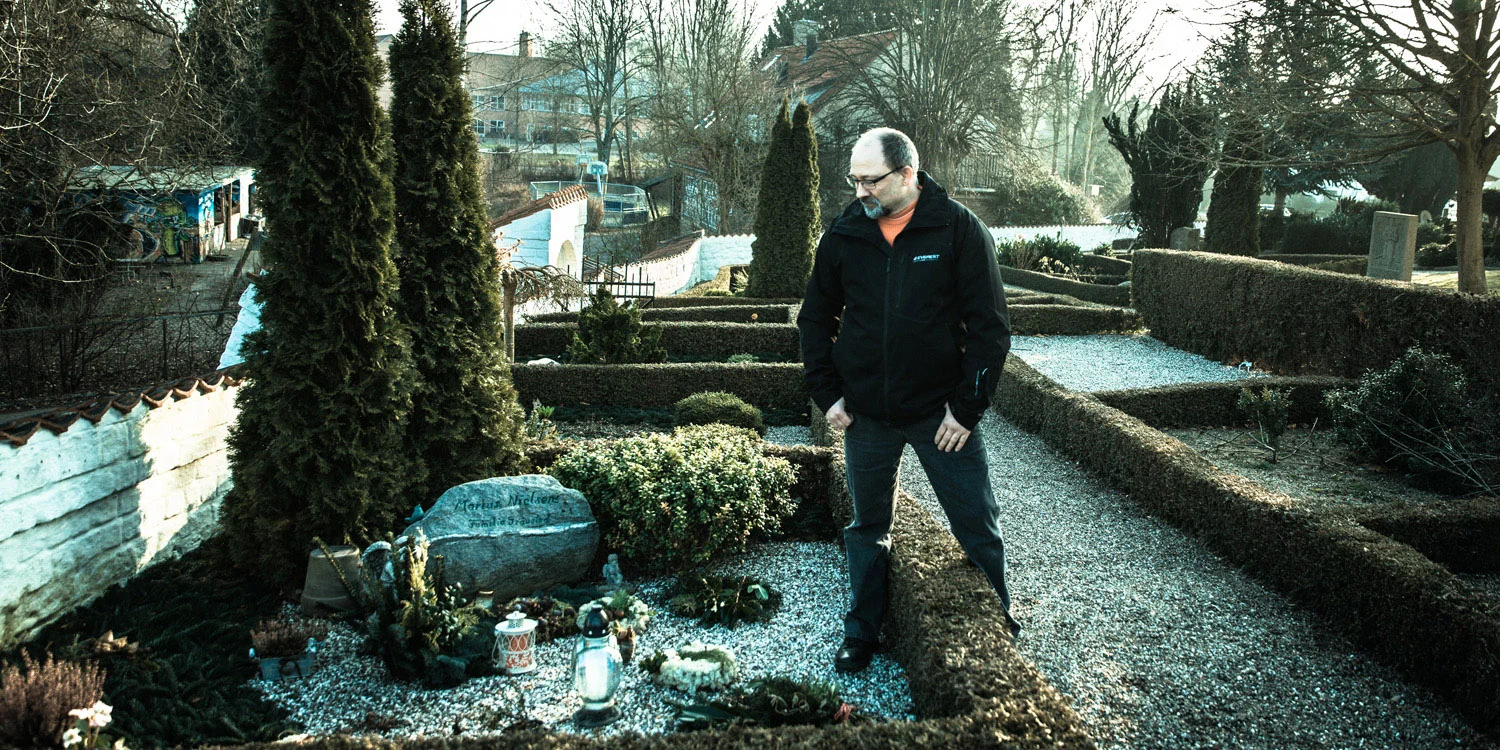Vivi Nielsen er begravet i en fælles grav sammen med sin mormor og morfar. Michael Jensen vil ikke selv have et gravsted, for han vil have sin aske spredt udover havet.