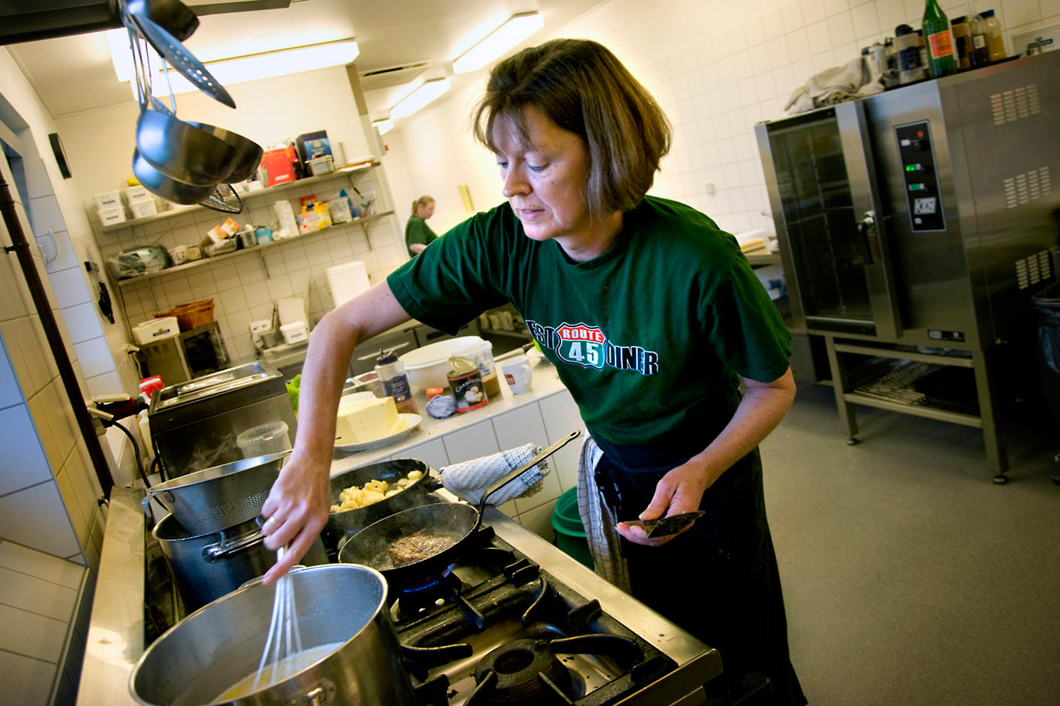  Vivian startede som afløser, men Mona fastansatte hende. Og så blev Vivian kollegernes bolværk mod chefens chikane. 