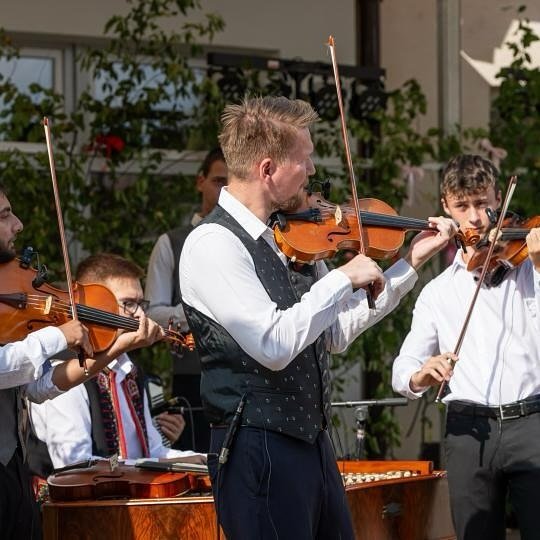 🎻

#fsvrsatec #vrsatec #sumice #kroj #dubnica #festival #ocova #dance #dancing #dance #performance #slovakfolklore #kroje #foklor #tanec #mestodubnica #vdubnici #praveslovenske @nasfolklor  @praveslovenske
📸obec &Scaron;umice