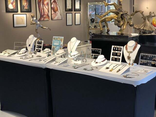 I&rsquo;m all set up and ready to ROCK the Casbah tomorrow at The DESIRE Show from 6pm to 8pm at the one and only Stravitz Gallery in Virginia Beach!⁣
⁣.⁣
⁣.⁣
⁣.#vabeachartgallery #lynnharrisbergerjewelry #fineartjewelry #handcraftedjewelry #handmade
