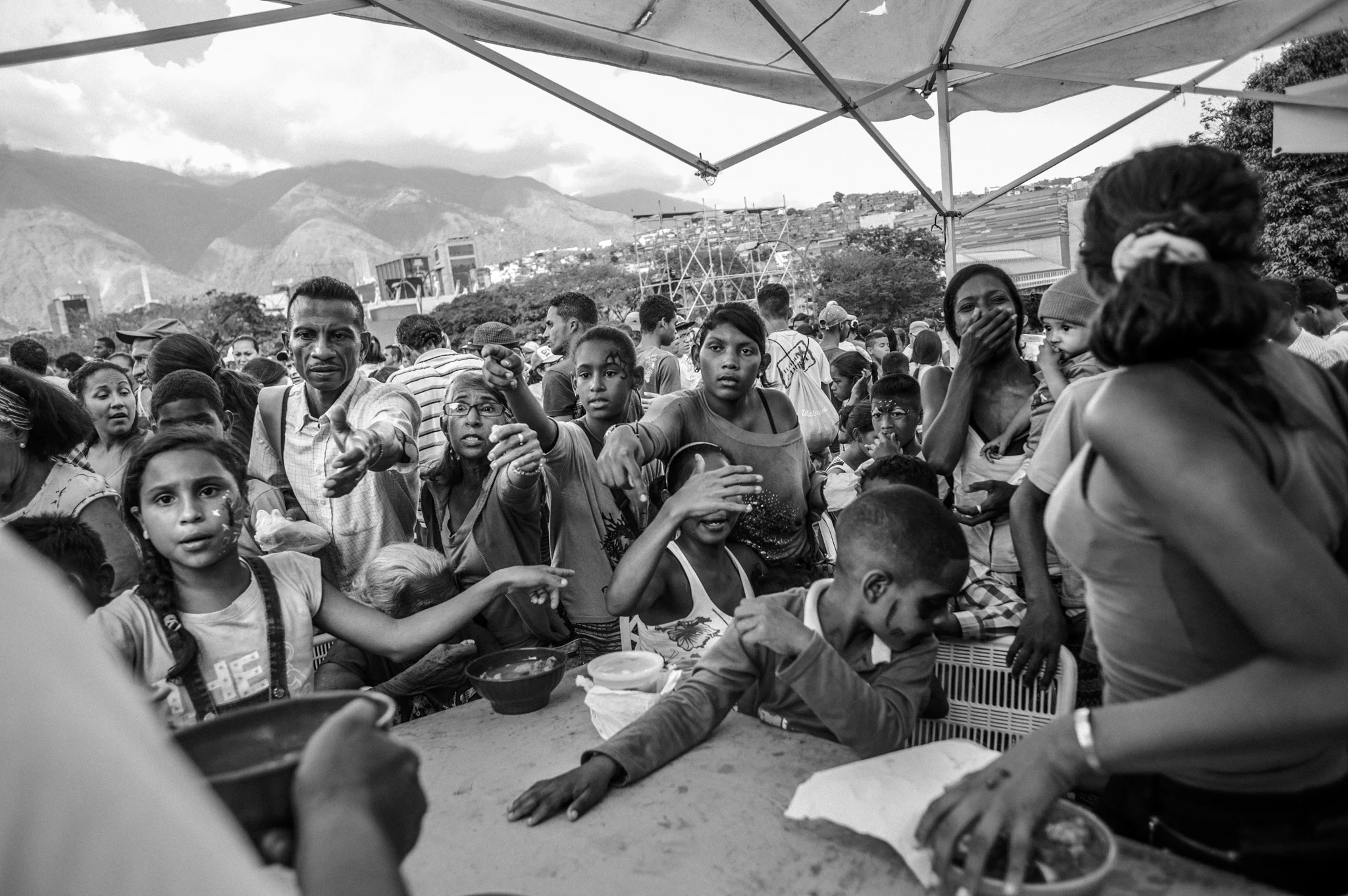  People awaiting to receive a free cup of soup, offered by the Evangelical Church in Petare, one of the largest slum in South America. &nbsp; 