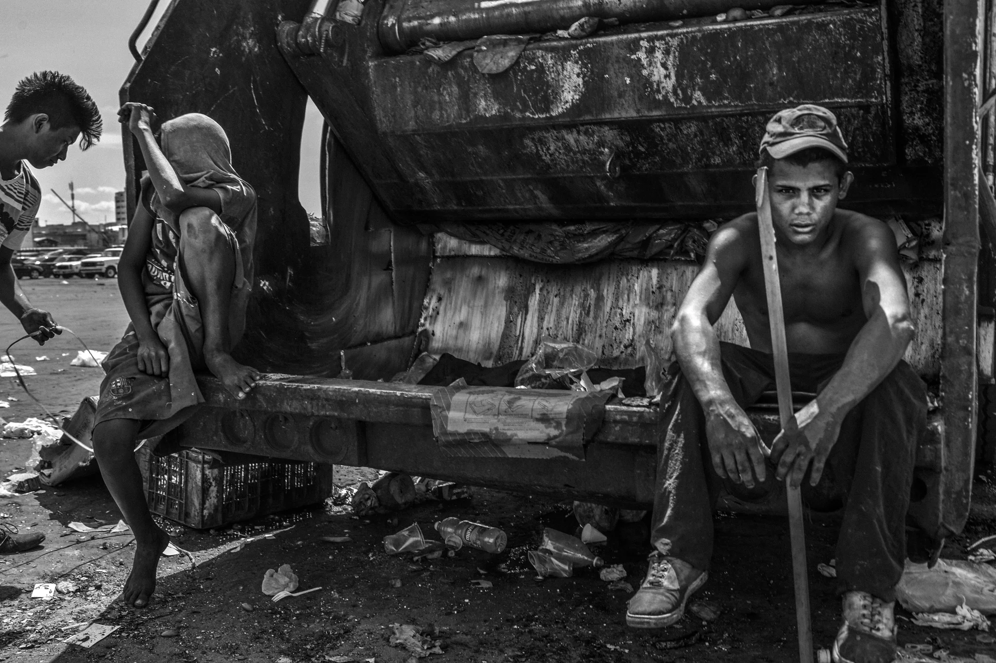  Young guys wait for waste truck coming from La Pulga's Maracaibo market, looking for something to eat. &nbsp; &nbsp; 