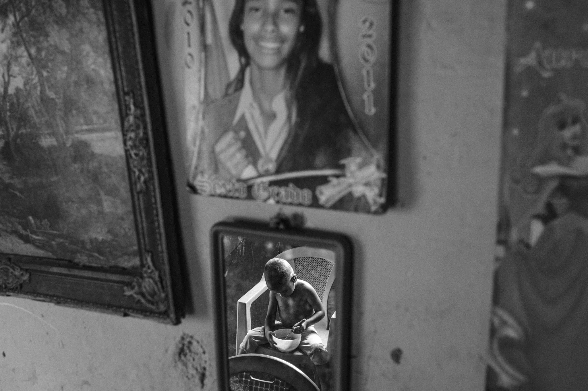  A child eats a meal offered by his neighbour in Caracas. 