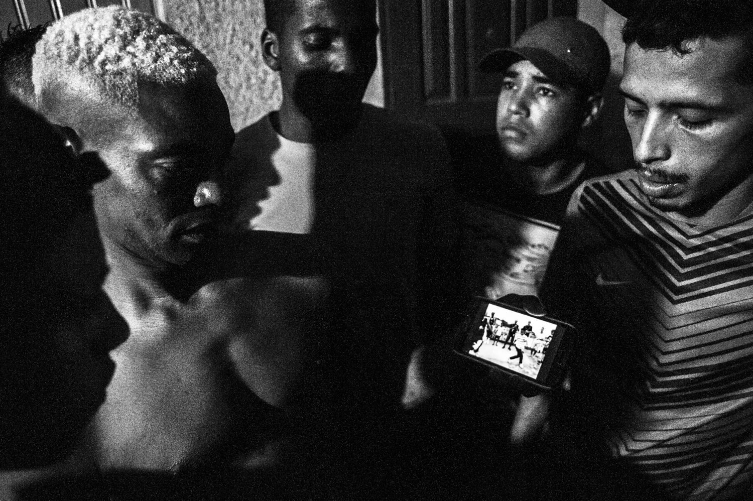  Passinho culture is evolving through the observation of videos, proudly shared on youtube by dancers from all Brazil, and that they easily gain thousands of views on social networks. 