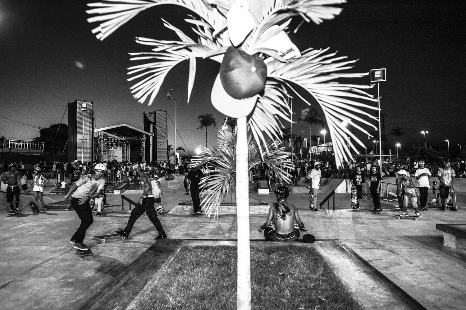  Parque da Madureira is a point of aggregation for thousands of young guys in the northern zone of Rio, and it's where several passinho's battles and shows take place. 