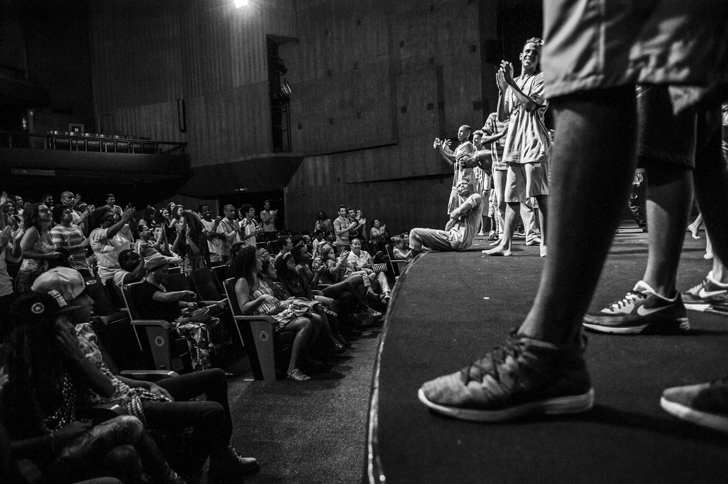  Applauses at the end of "Na Batalha" show at the Joao Caetano Theater of Rio de Janeiro. In July 2014 this show arrived in Lincoln Center of New York. 