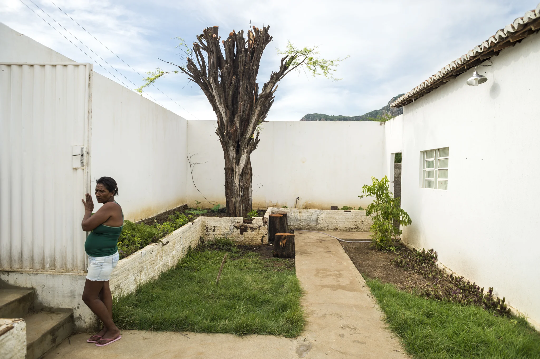  A mother looks outside from a center that helps mothers of teenagers addicted to crack and alcohol in Serra Talhada, Brazil. The consume of crack is spreading fast into the Sertao, especially amongst minors.&nbsp; 