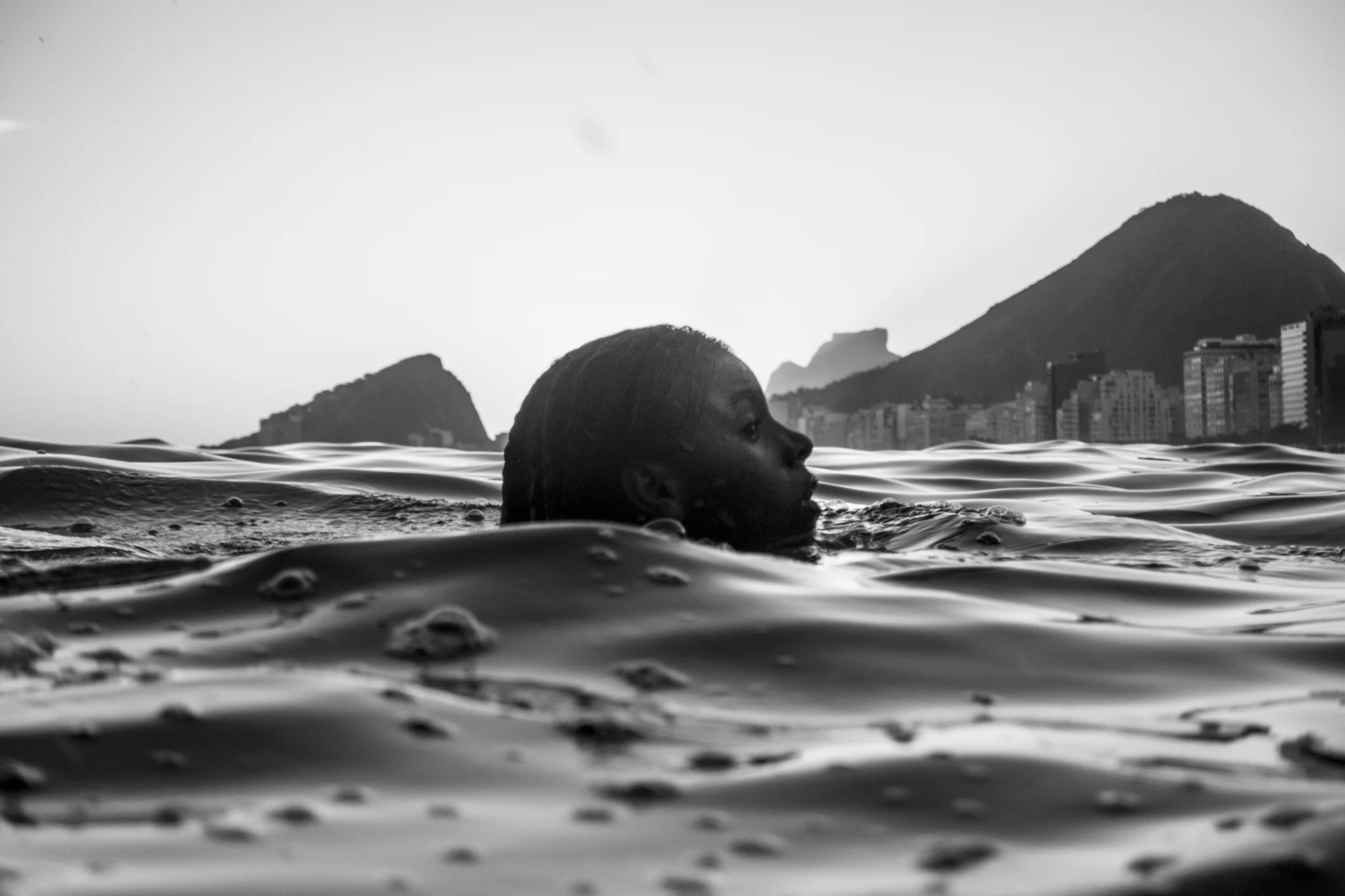  A little girl swim in Copacabana. 