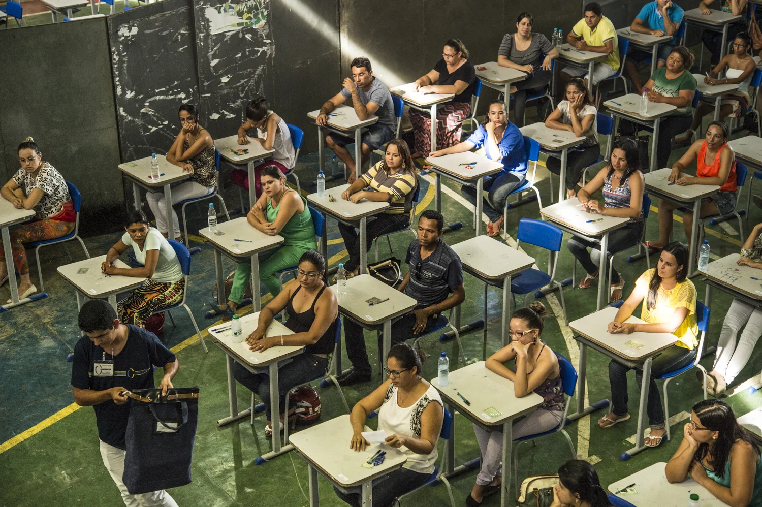  A public contest offers some jobs in the municipality of Serrita, paralyzing this small country for a day. The unemployment rate is the worst of the last decade,&nbsp;due to collapse of several productions because the drought. 