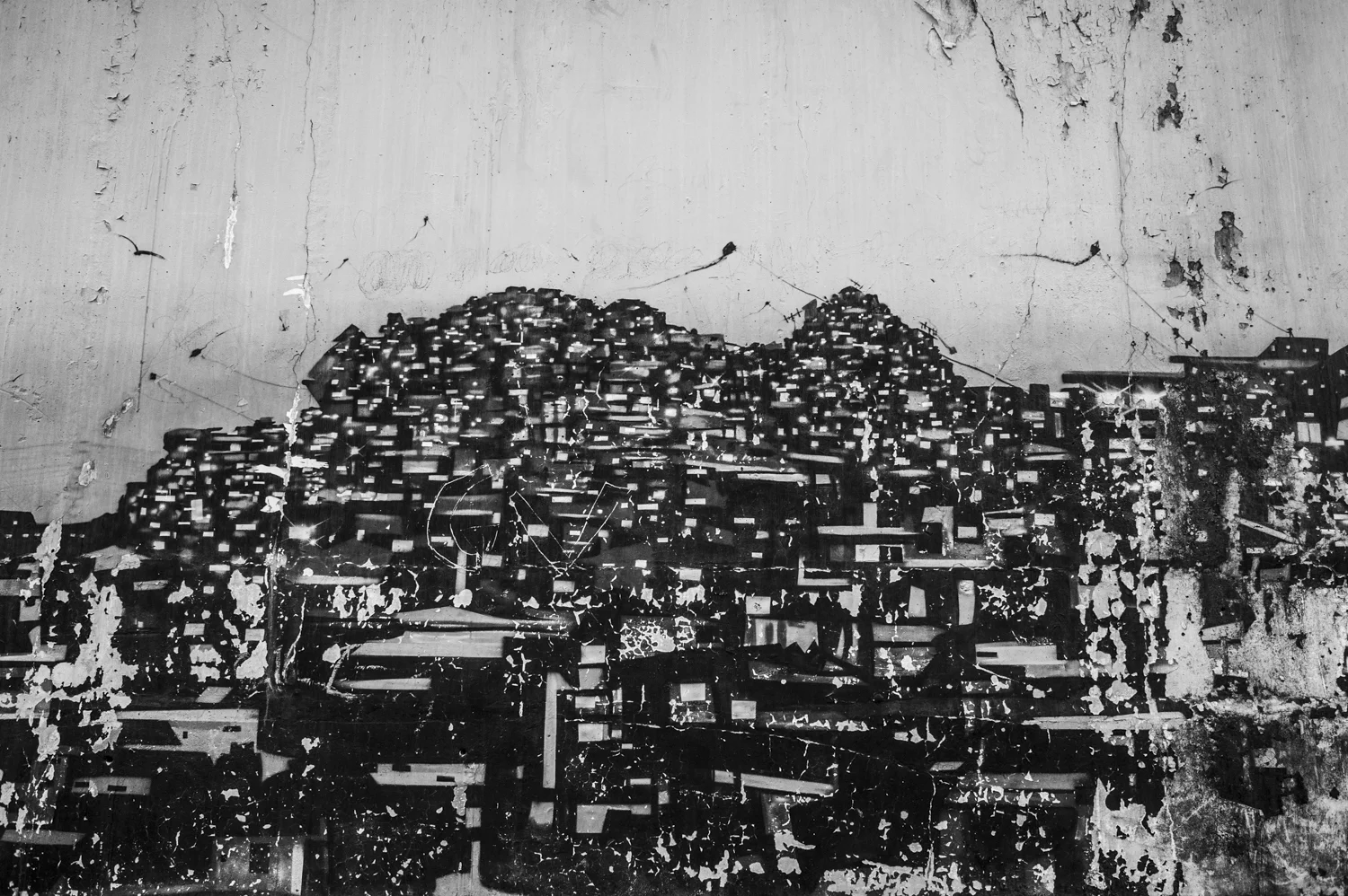  Graffiti art marked with the initials of Comando Vermelho, Rio de Janeiro's stronger criminal organization. 