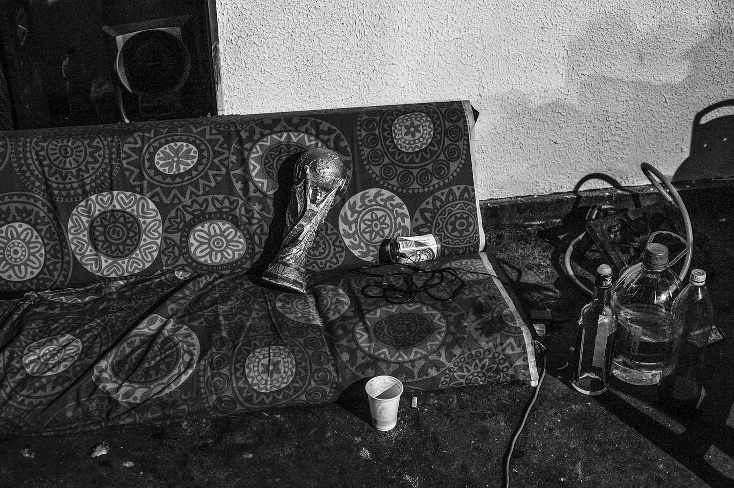  Una riproduzione della coppa del mondo.
In quei giorni i venditori di strada le utilizzavano per proporre foto ricordo ai turisti. 