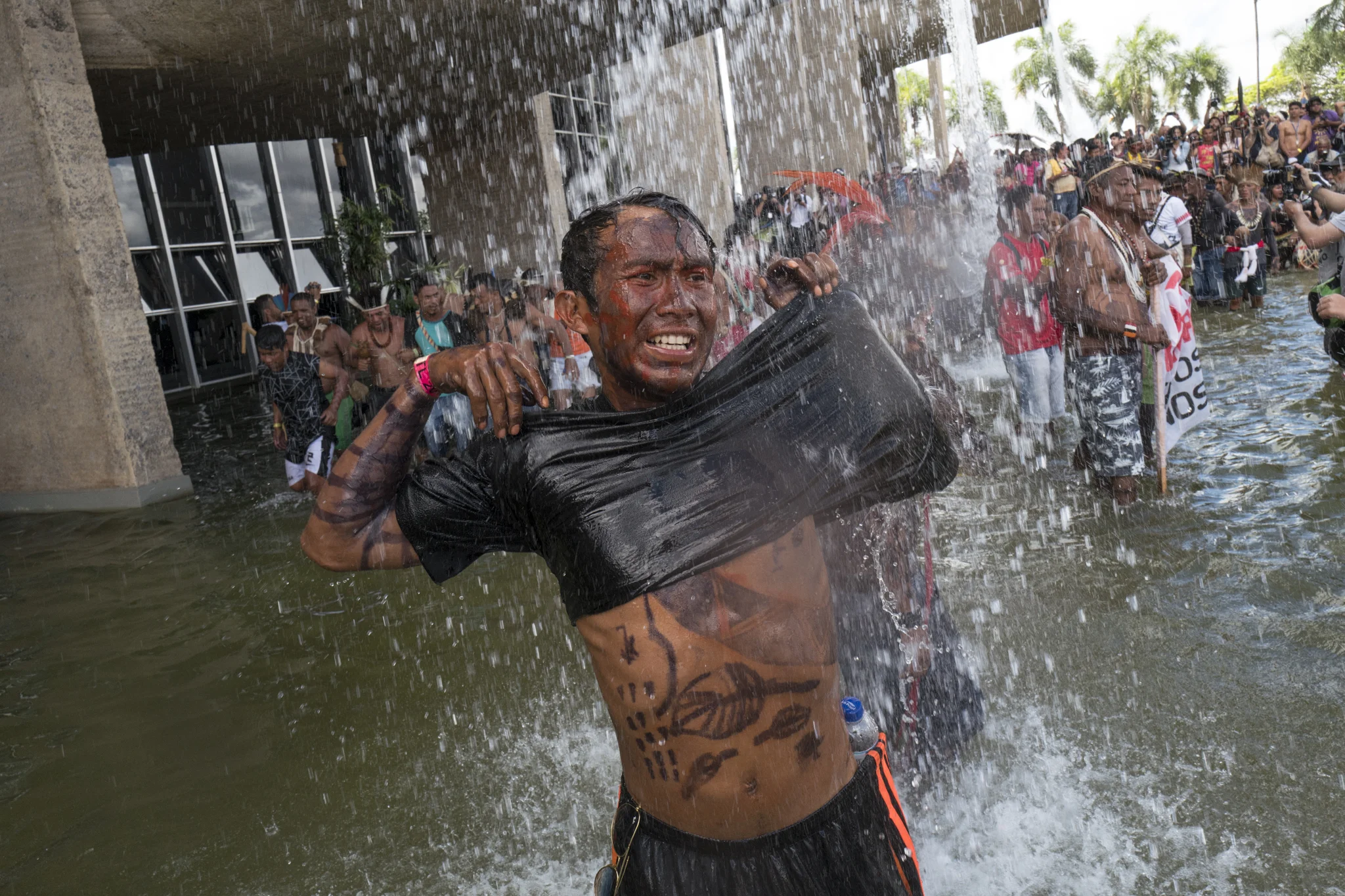  A man bathes in the fountain of the justice ministry in Brasilia 