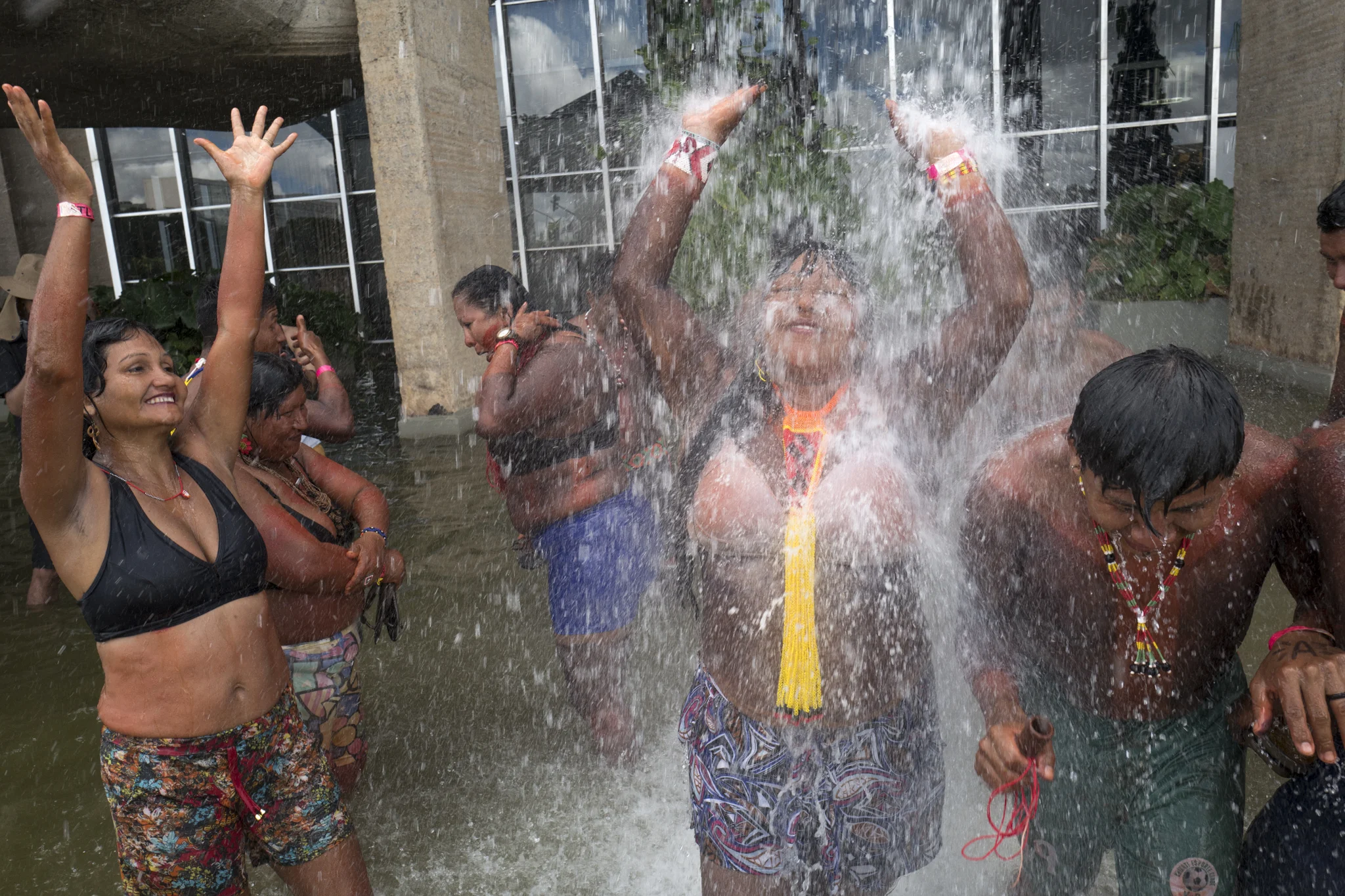  A woman bathes in the fountain of the justice ministry in Brasilia. 