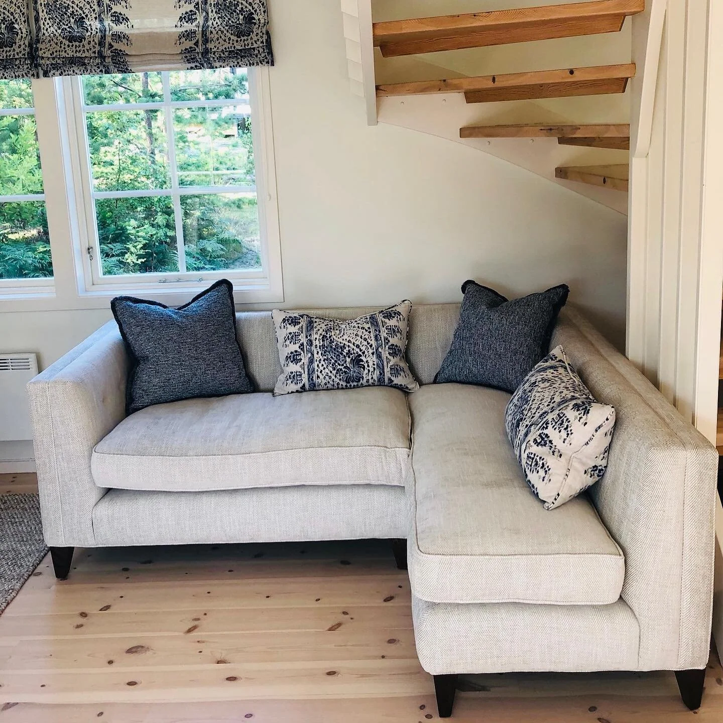 So pleased with the corner sofa for a tricky area under the stairs &bull; Hamilton sofa @robertlangfordlondon covered in Summit linen @andrewmartin_int &bull; Roman blinds and cushions Esta Navy @colefaxandfowler &bull; Mansi Indigo @manuelcanovaspar
