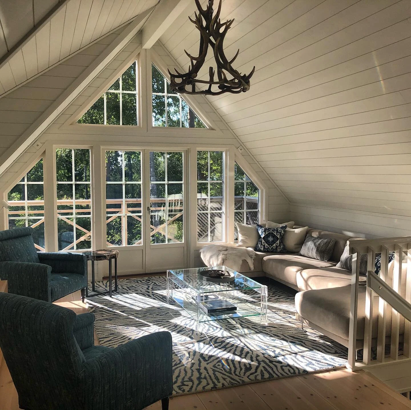 Amazing evening light in living room ☀️🌲

Flavia rug by @williamyeoward &bull; 
Coffee table by @studiocarew &bull;
Armchairs @andrewmartin_int 

#interiordesign #livingroom #hygge #furnishing