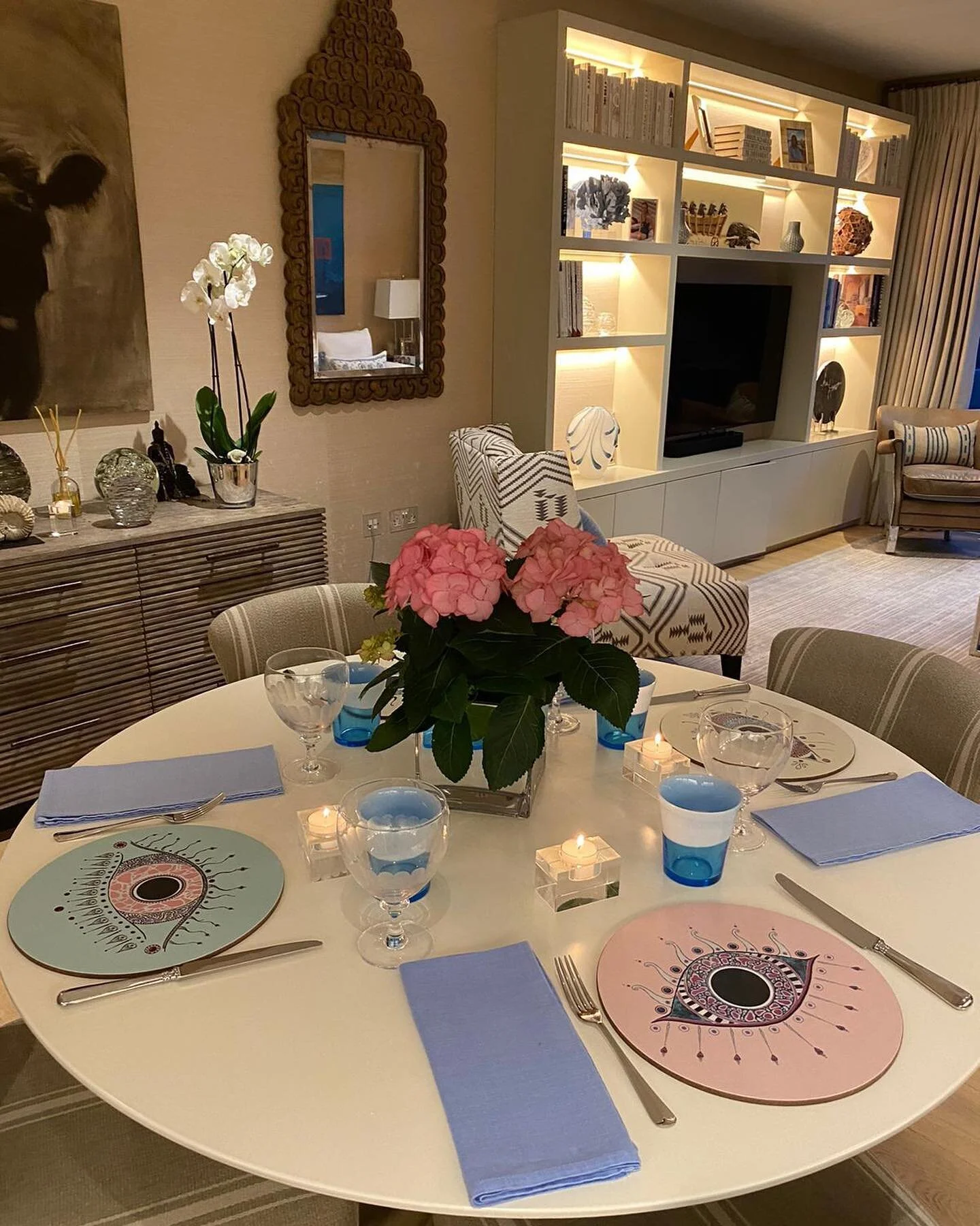 Gorgeous place mats by the talented @bellhutley 💕👁🌸