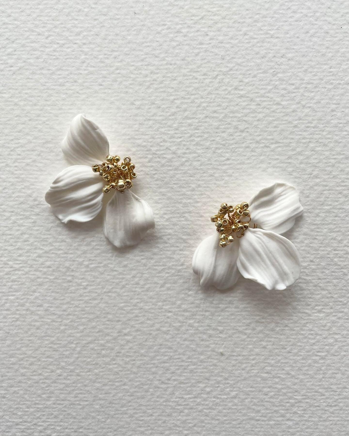 A modern take on florals, the LYLA stud is the perfect match for a chic bun or sleek waves