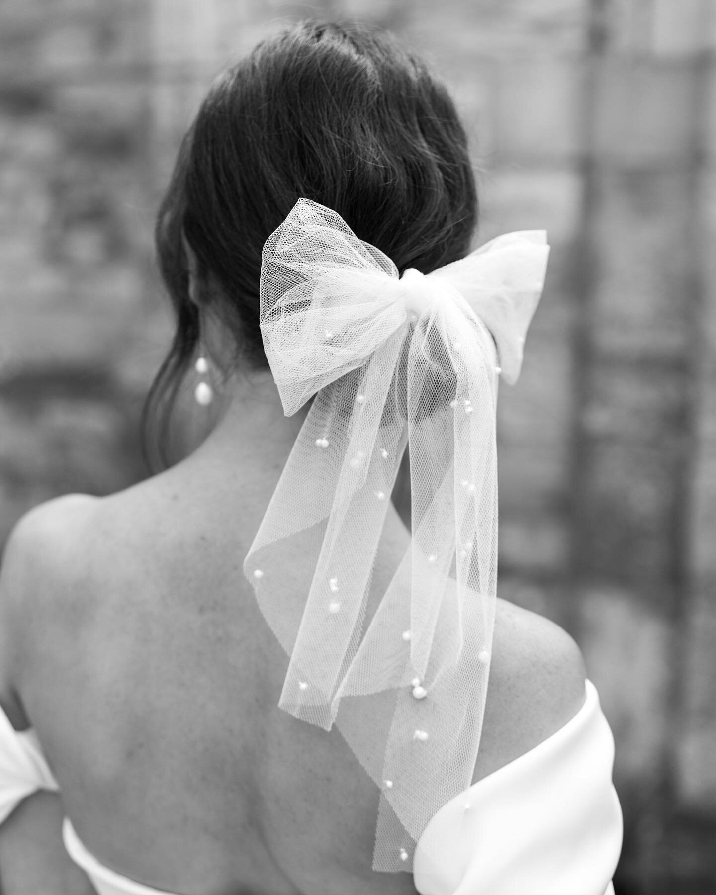 A veil alternative, the JOANIE hair tie is made from the same soft English net tulle as our veils but allows for multiple styling options. 

Wear tied into a bow, simply secured around a soft ponytail or as a neck tie 🤍