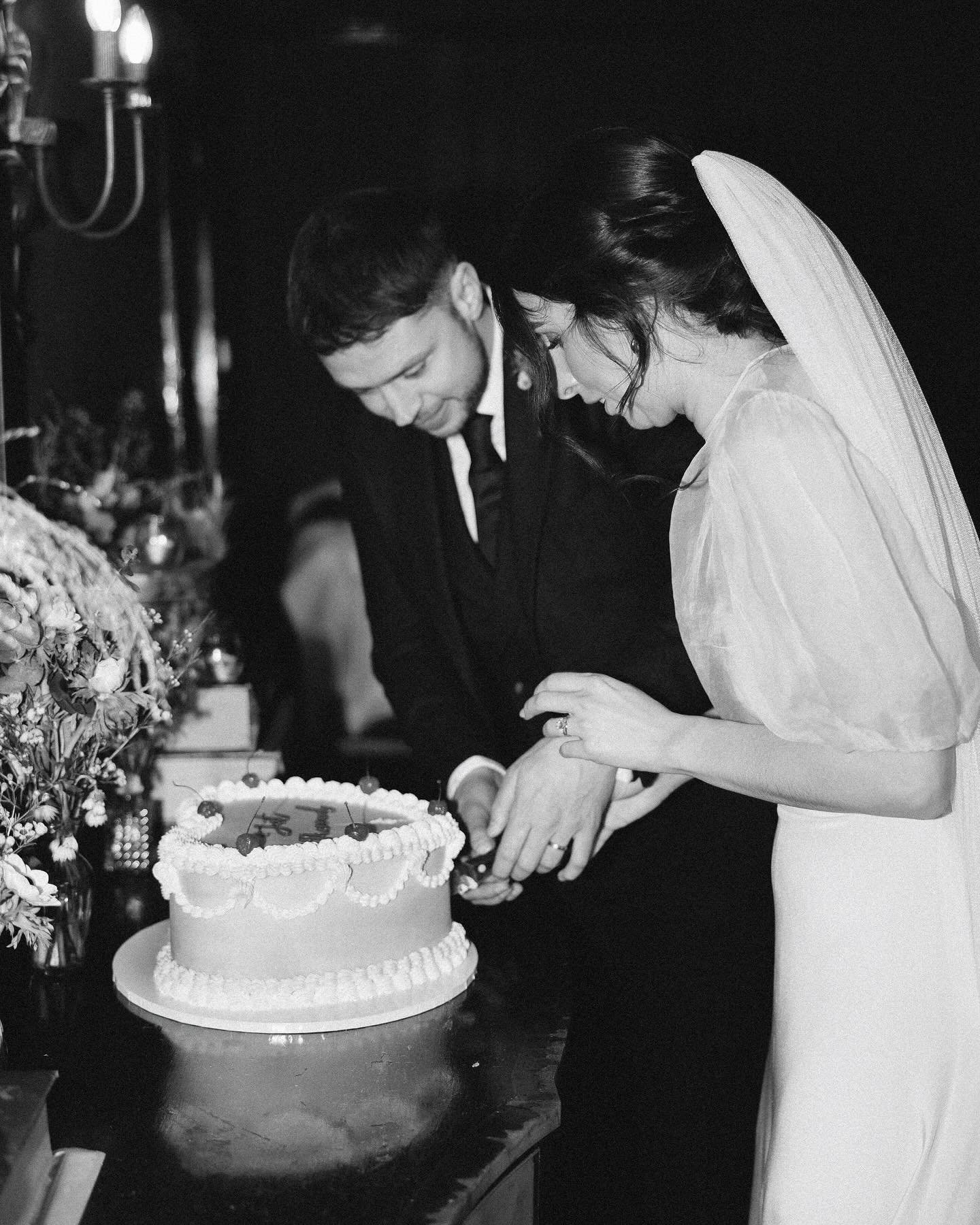 Our beautiful bride Frances, wearing the SOFIA VEIL with her gorgeous @clover.london gown 🤍

You can try the Moss gown and Daisy top in our studio via our sister brand @thebriderie along with our Sofia veil 

Photography @wooseali