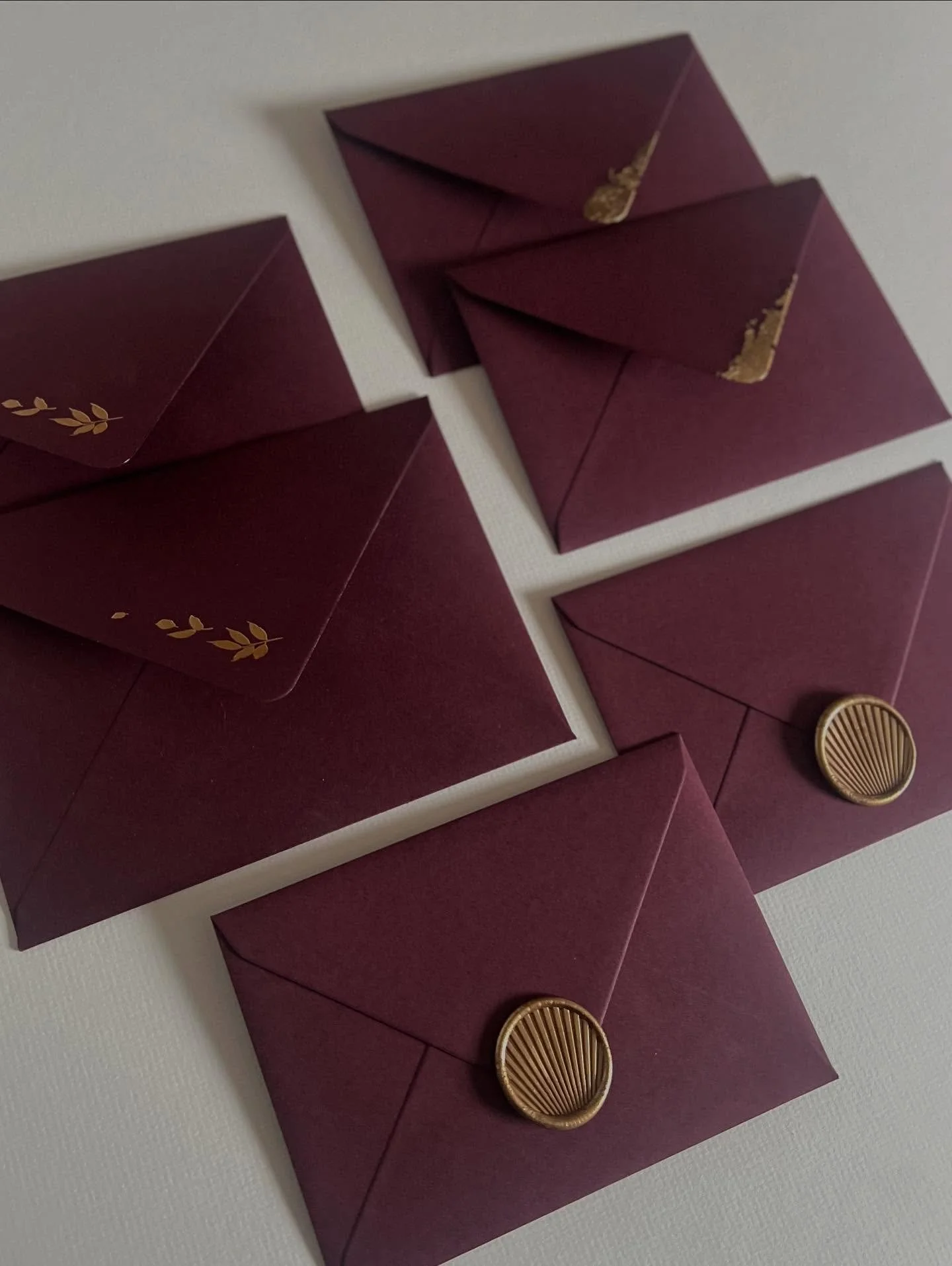 Take your humble envelopes to another level with simple gold details including wax seals, gold leaf and foil blocking. All produced by hand, by us, in our printing studio. 💌
&mdash;
#waxseals #waxsealstickers #weddingstationery #envelopes #envelope 