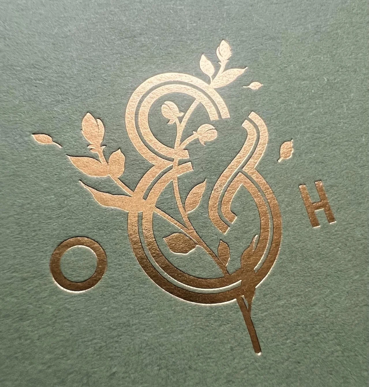 A close up of our No.10 ampersand logo, hand foiled in our studio by Mark 😊✨
&mdash;
#foilblocking #logodesign #weddinglogo #stationery #ampersand