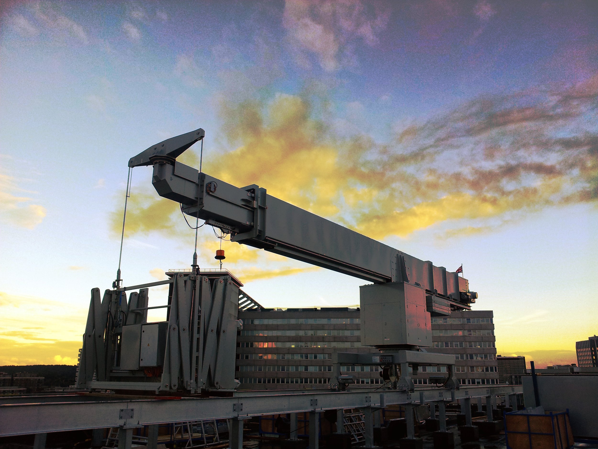 Above: 2-stage Telescopic crane BMU with moving counterweight and pantograph cradle.