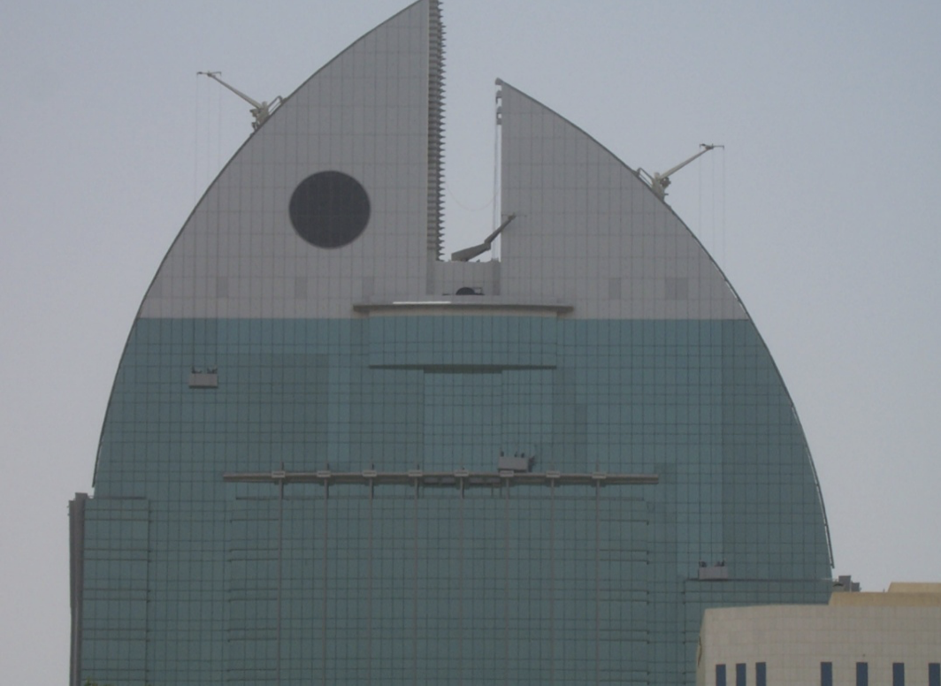 Above: Al Anoud Tower BMU system in action. The building presented a new challenge with it's lack of flat roof space.