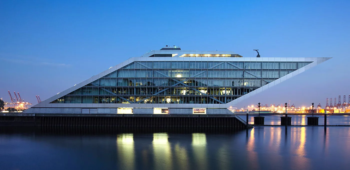 Above: Otte’s engineers worked very closely with the client to develop the desired solution comprised of 1 BMU and 2 sets of davit arms access facade areas beyond the track and roof top area of the building.