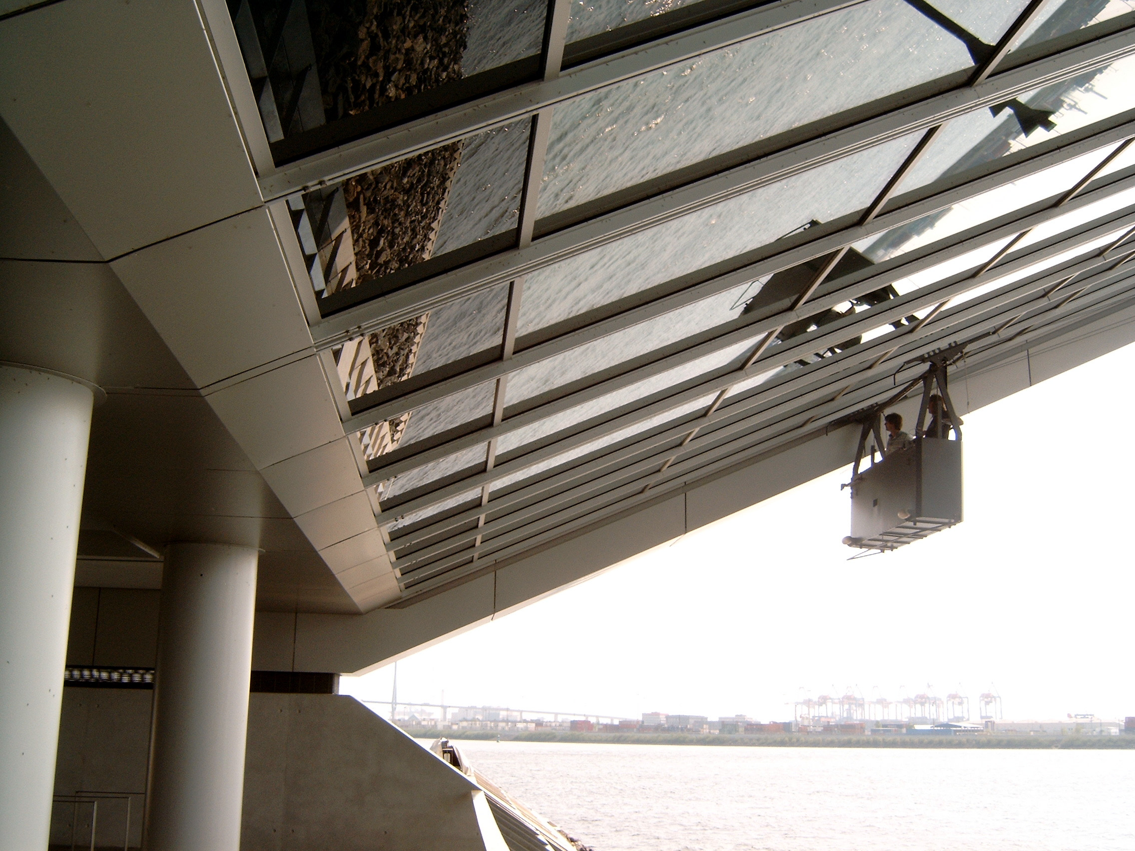 Above: To safely access the 66° inclined main elevation at Dockland building, a mullion guide track system is incorporated into the facade design along with special guide rollers in the BMU platform.